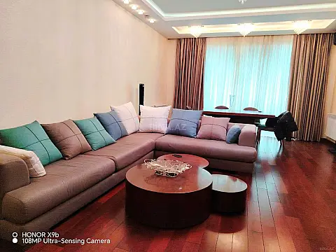 Satılır 4 otaqlı mənzil 185.5 m²