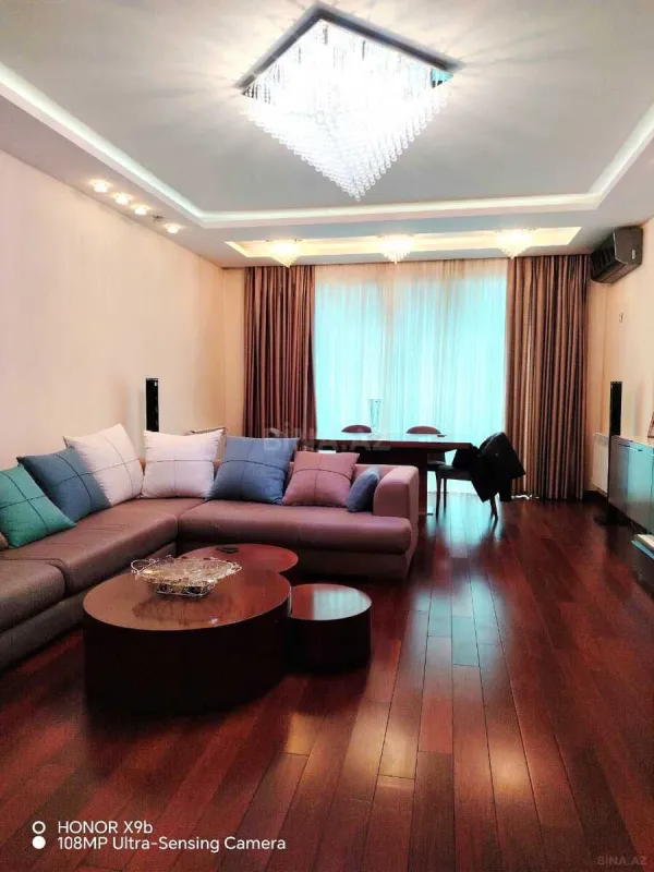 Satılır 4 otaqlı mənzil 185.5 m²
