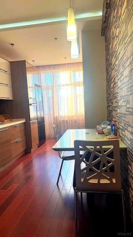 Satılır 4 otaqlı mənzil 185.5 m²