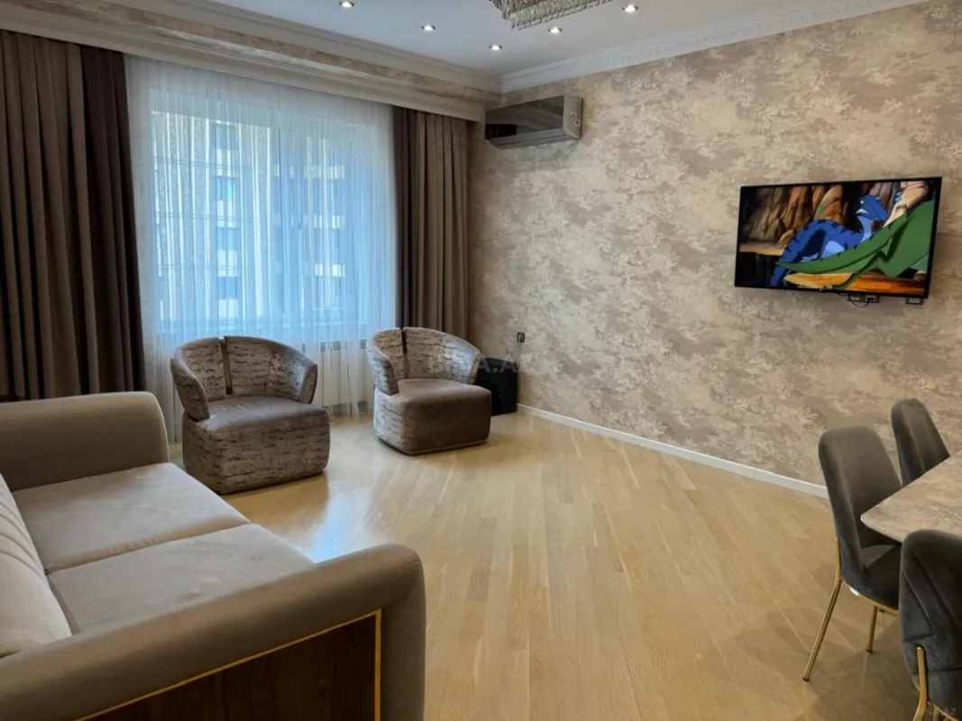 Kirayə verilir 3 otaqlı mənzil 143 m²