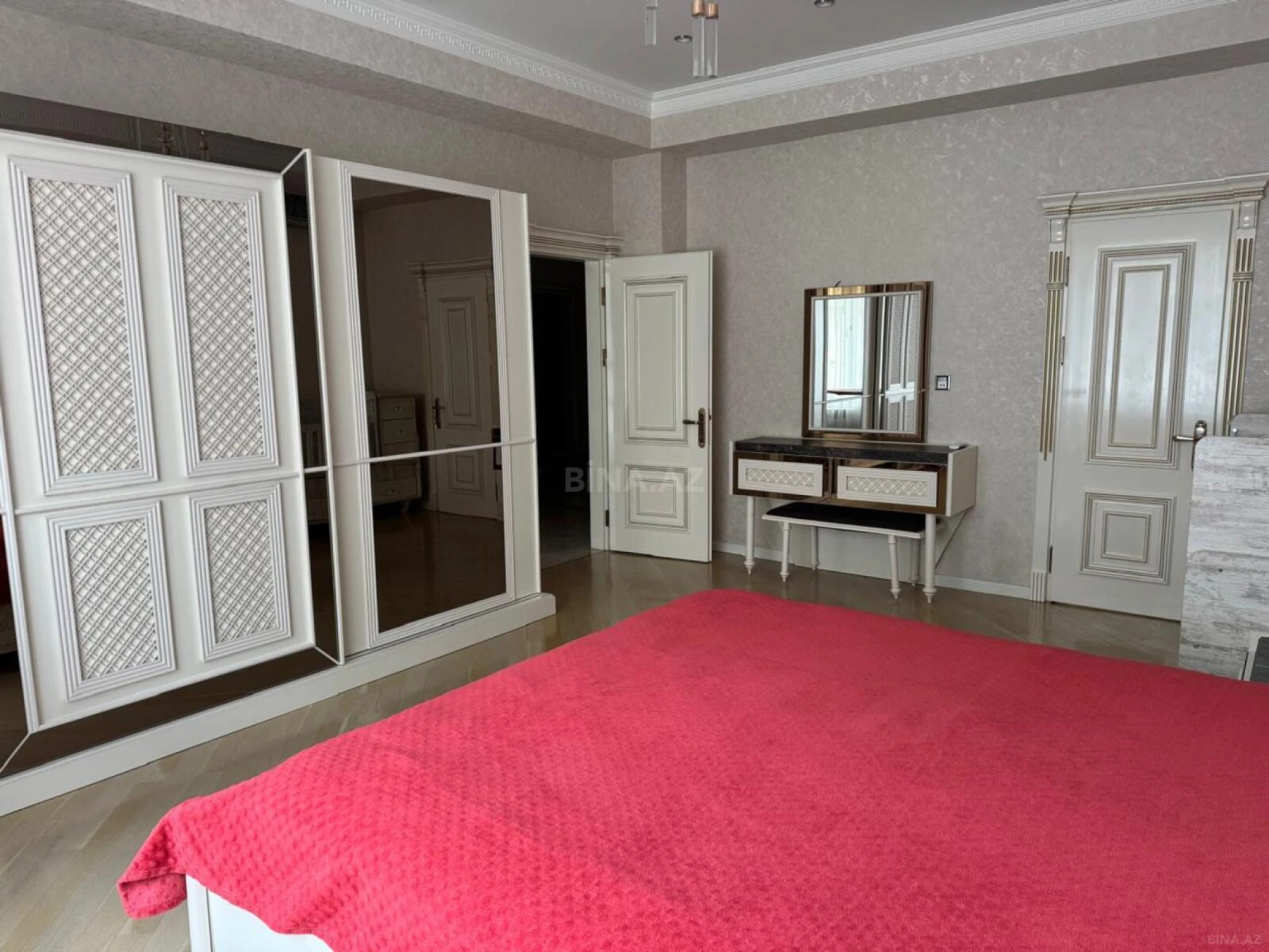 Kirayə verilir 3 otaqlı mənzil 143 m²