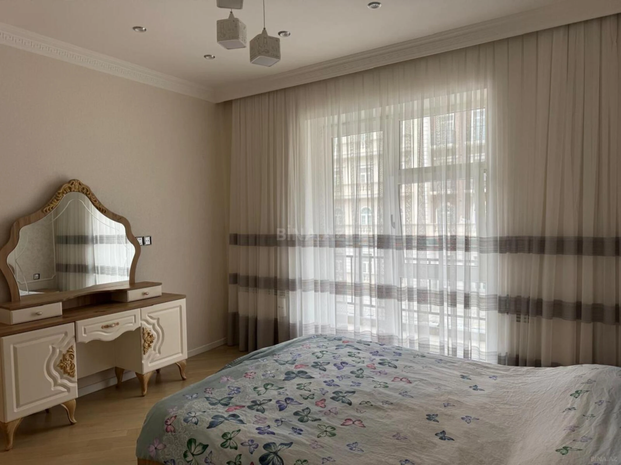 Kirayə verilir 3 otaqlı mənzil 143 m²