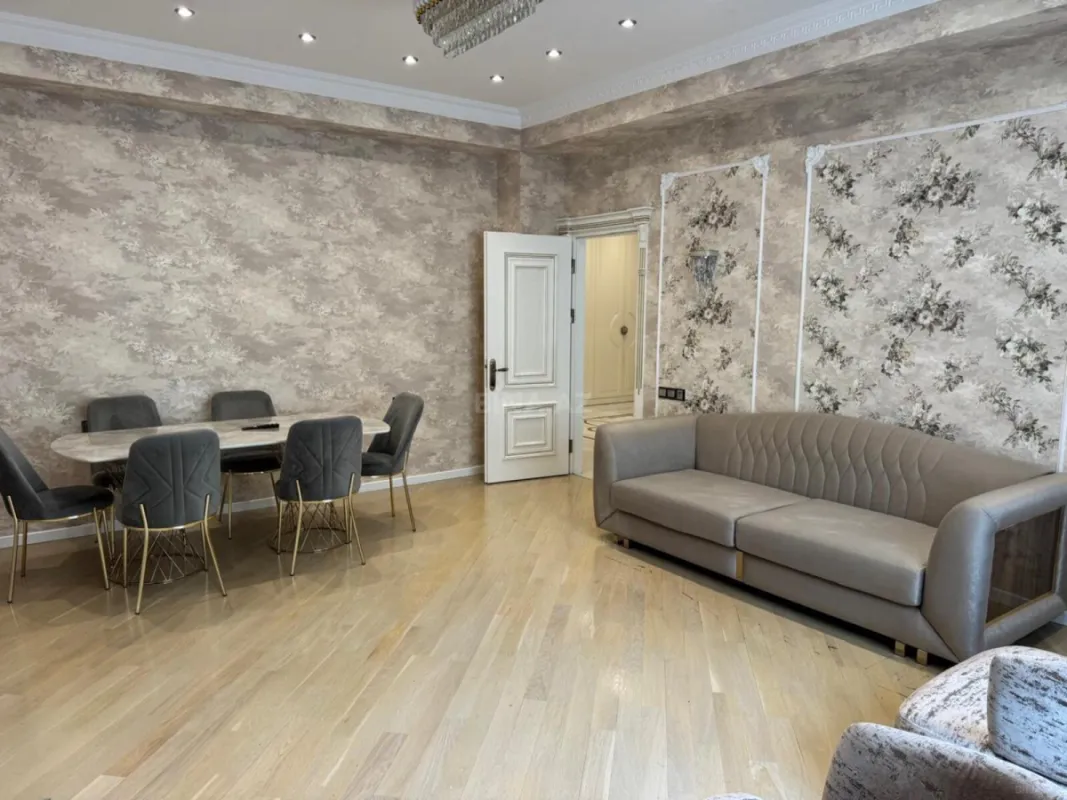 Kirayə verilir 3 otaqlı mənzil 143 m²