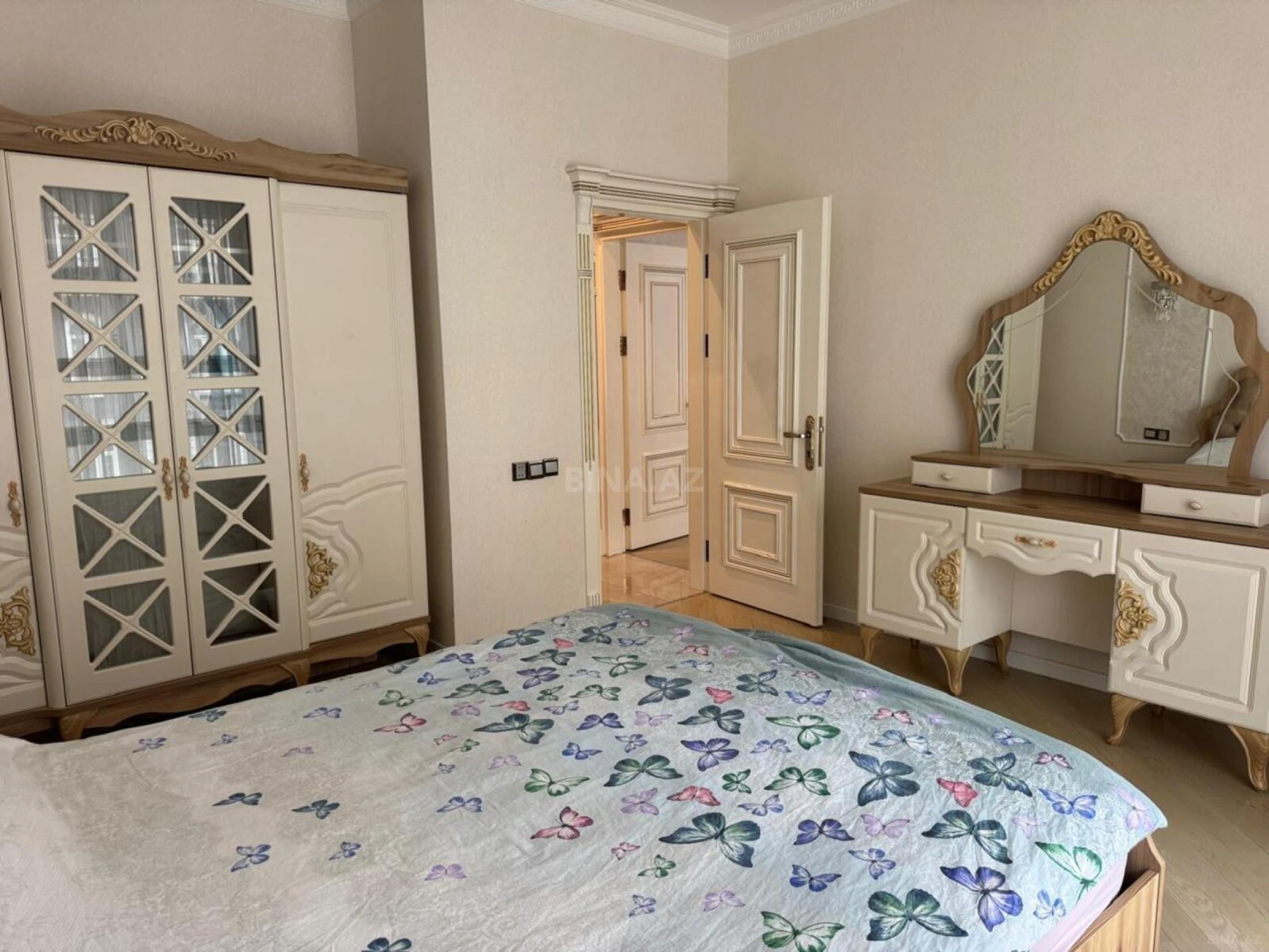 Kirayə verilir 3 otaqlı mənzil 143 m²