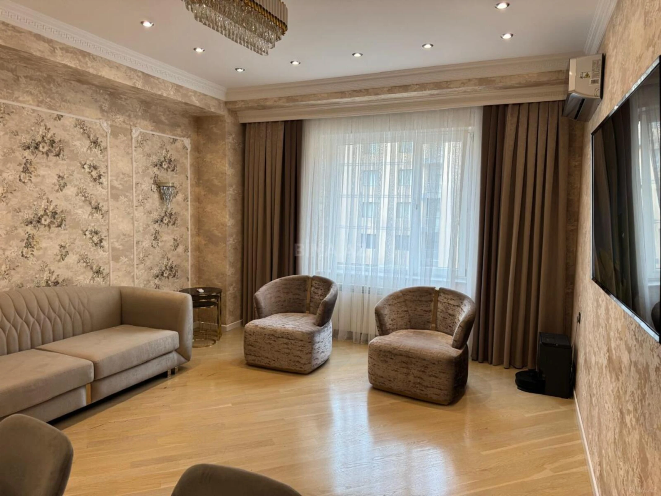 Kirayə verilir 3 otaqlı mənzil 143 m²