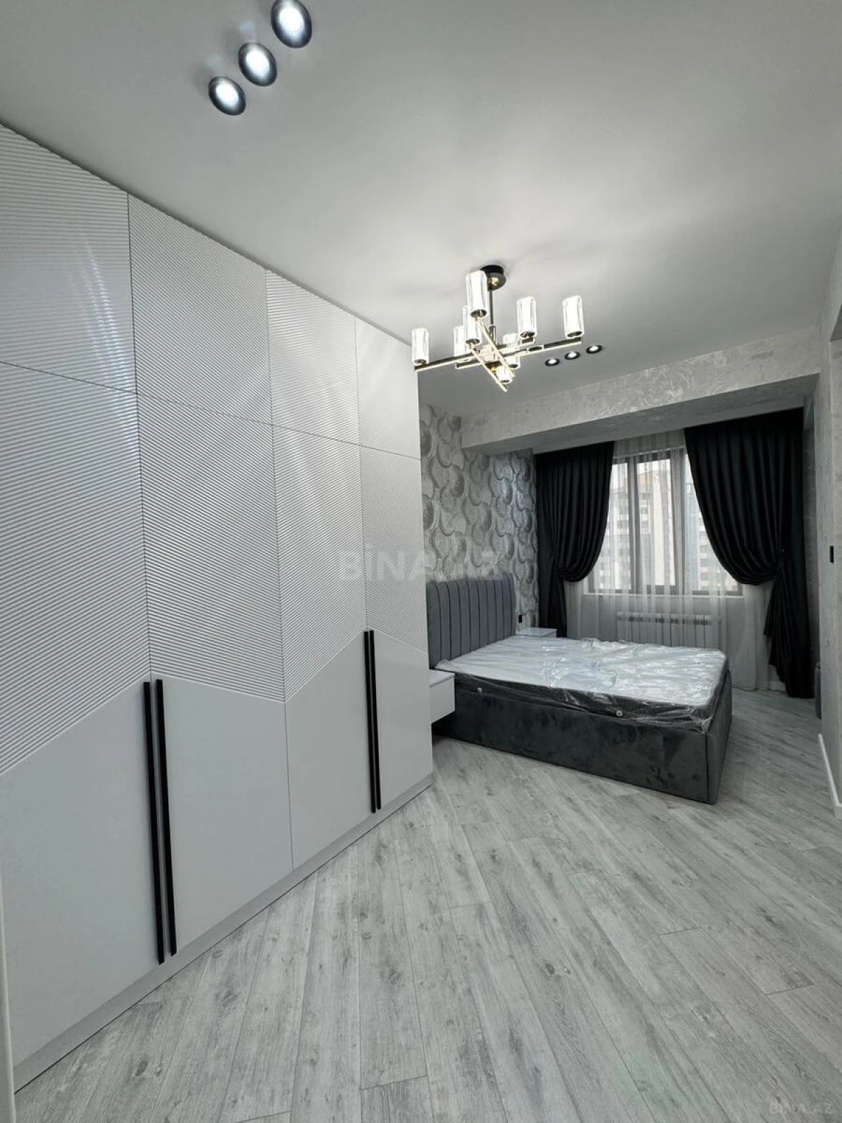 Satılır 3 otaqlı mənzil 107 m²