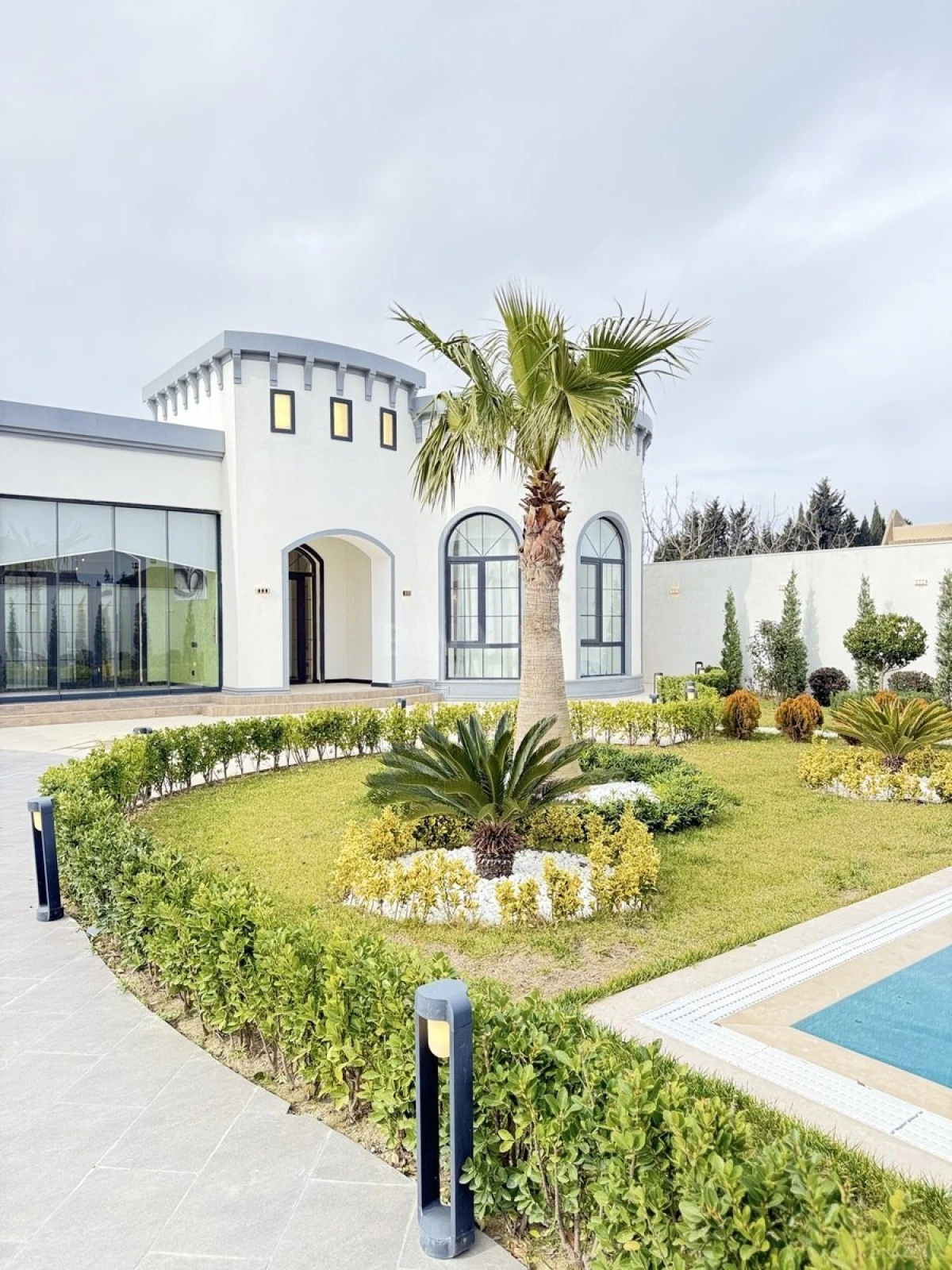 Satılır 5 otaqlı həyət evi 300 m²