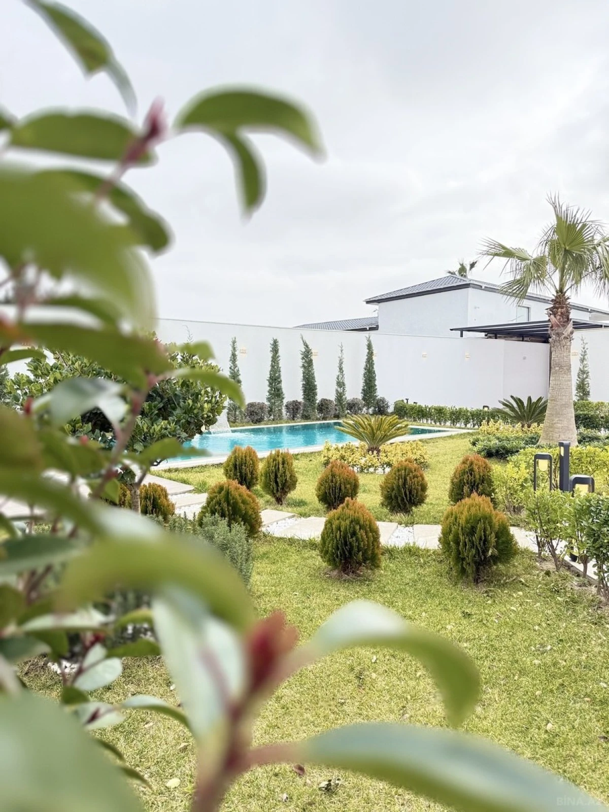 Satılır 5 otaqlı həyət evi 300 m²