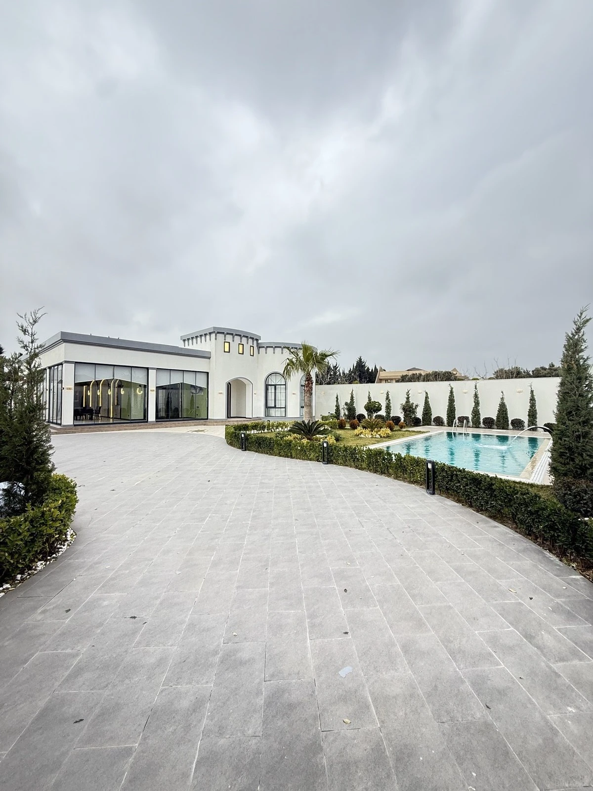 Satılır 5 otaqlı həyət evi 300 m²