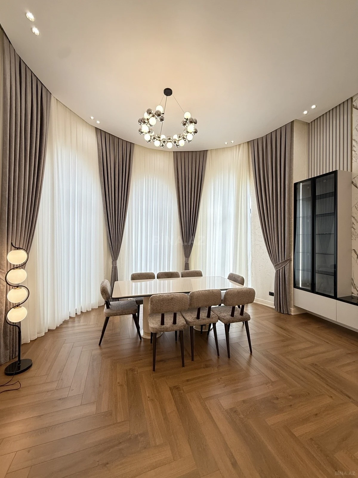 Satılır 5 otaqlı həyət evi 300 m²