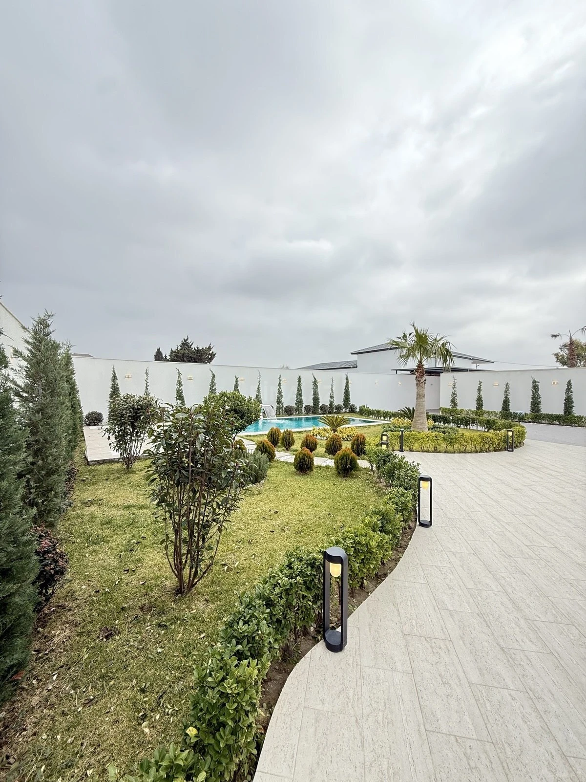 Satılır 5 otaqlı həyət evi 300 m²