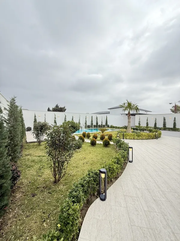 Satılır 5 otaqlı həyət evi 300 m²