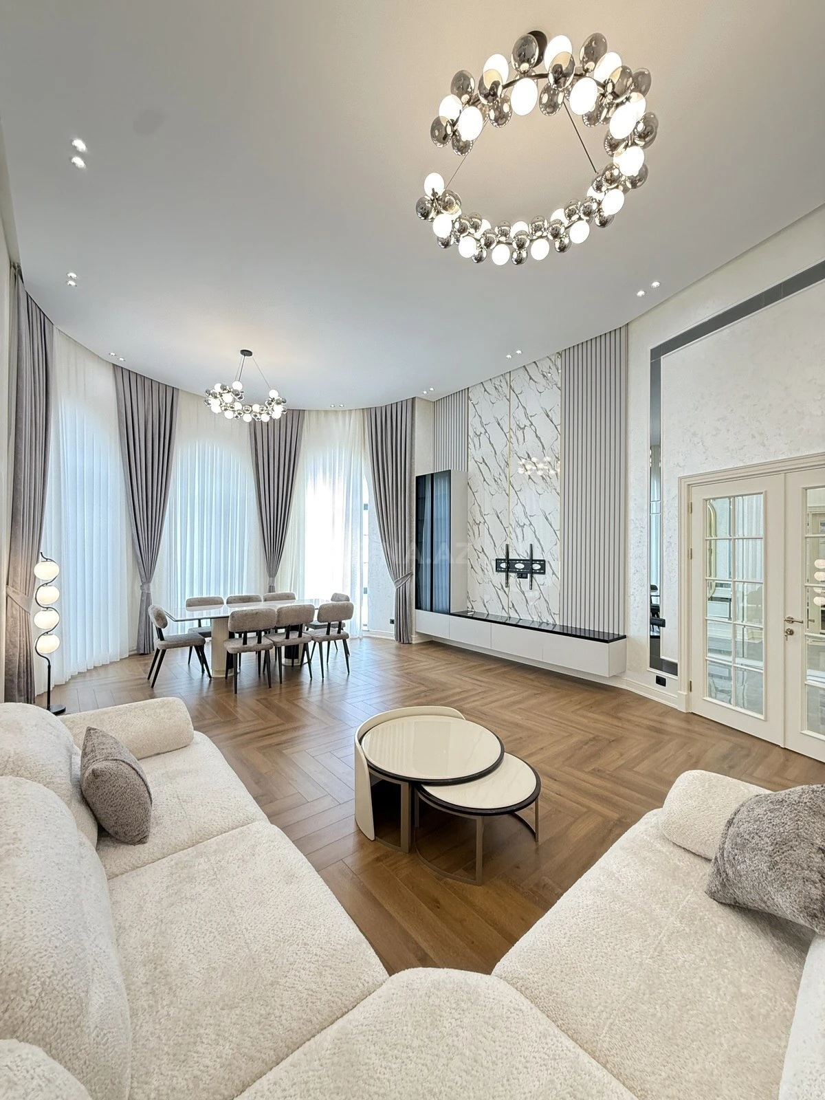 Satılır 5 otaqlı həyət evi 300 m²