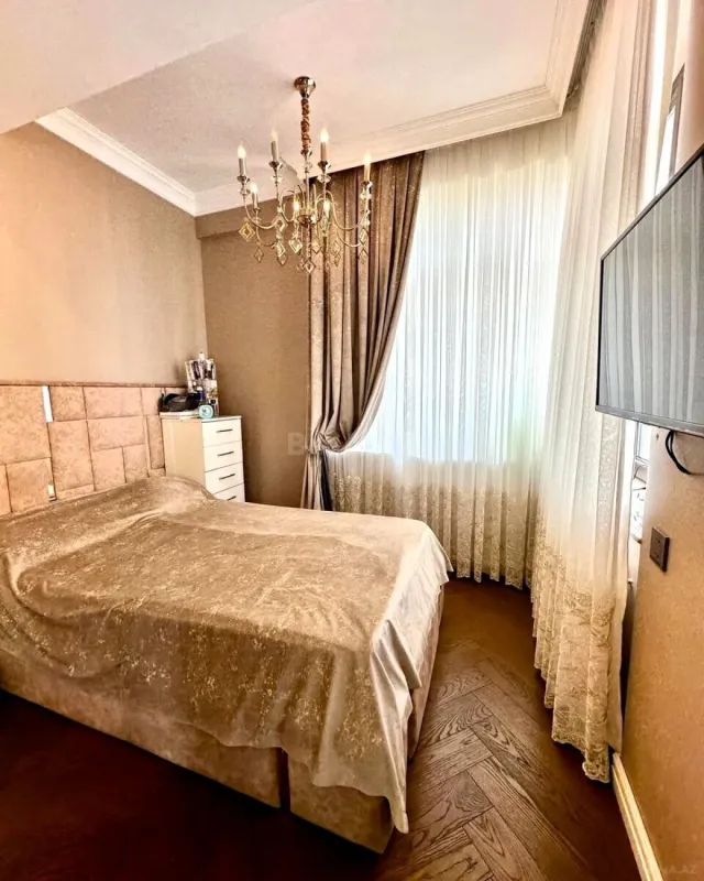 Satılır 4 otaqlı mənzil 138 m²