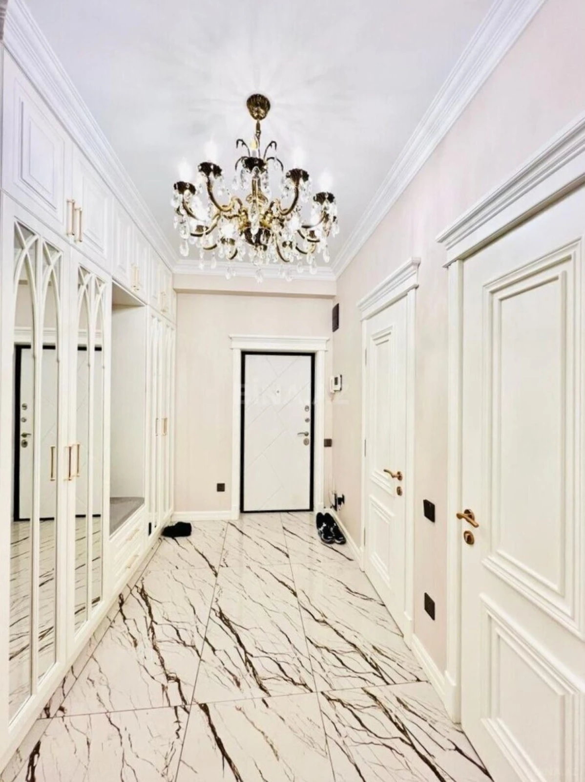 Satılır 4 otaqlı mənzil 138 m²