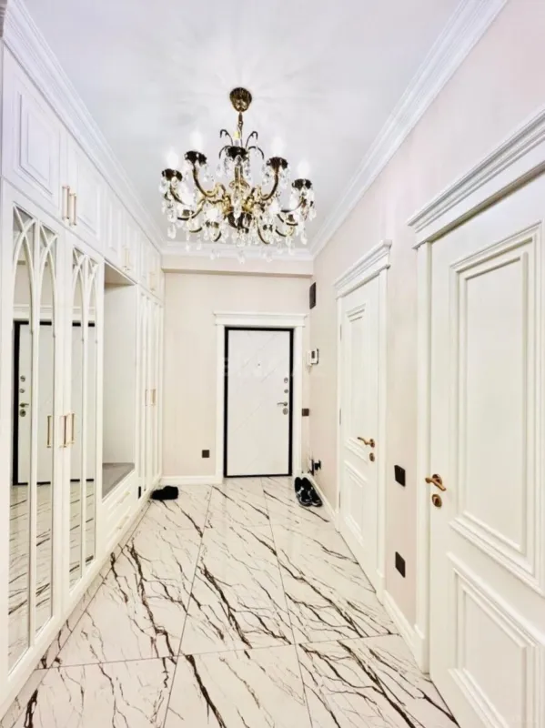 Satılır 4 otaqlı mənzil 138 m²