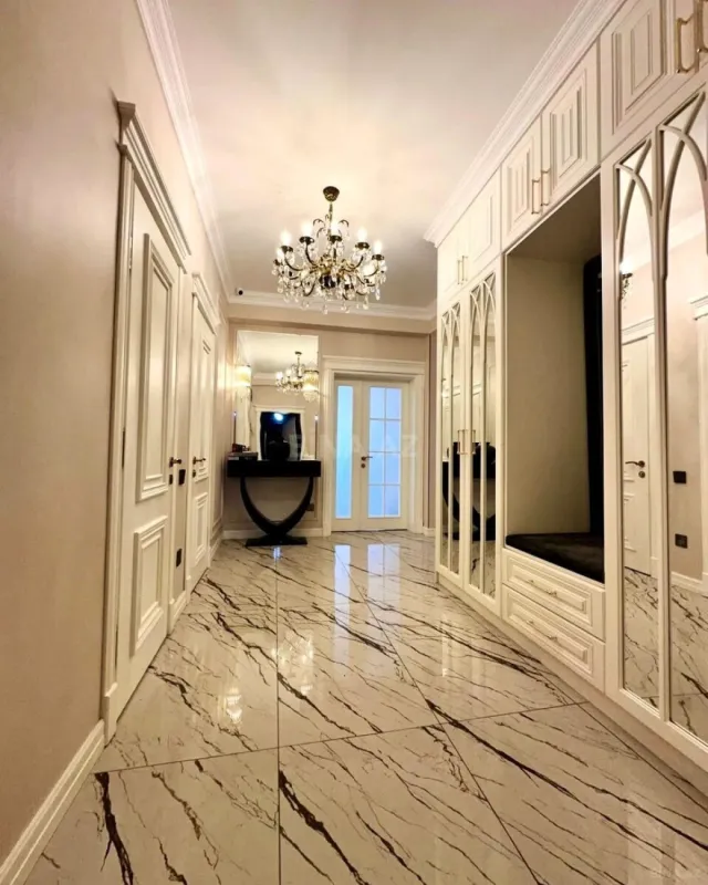 Satılır 4 otaqlı mənzil 138 m²