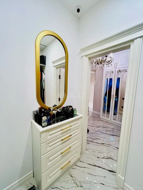 Satılır 4 otaqlı mənzil 138 m²