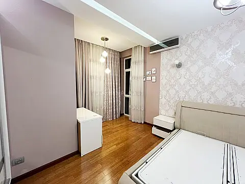 Kirayə verilir 3 otaqlı mənzil 150 m²