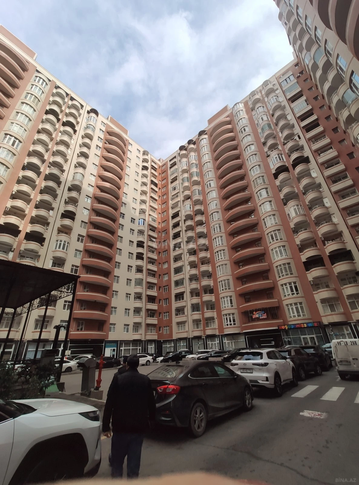 Satılır 4 otaqlı mənzil 172 m²