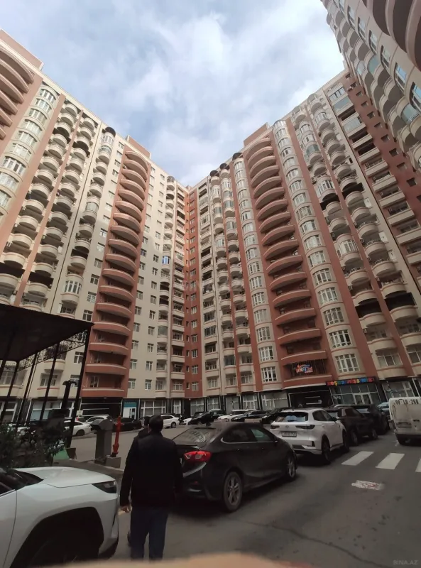 Satılır 4 otaqlı mənzil 172 m²