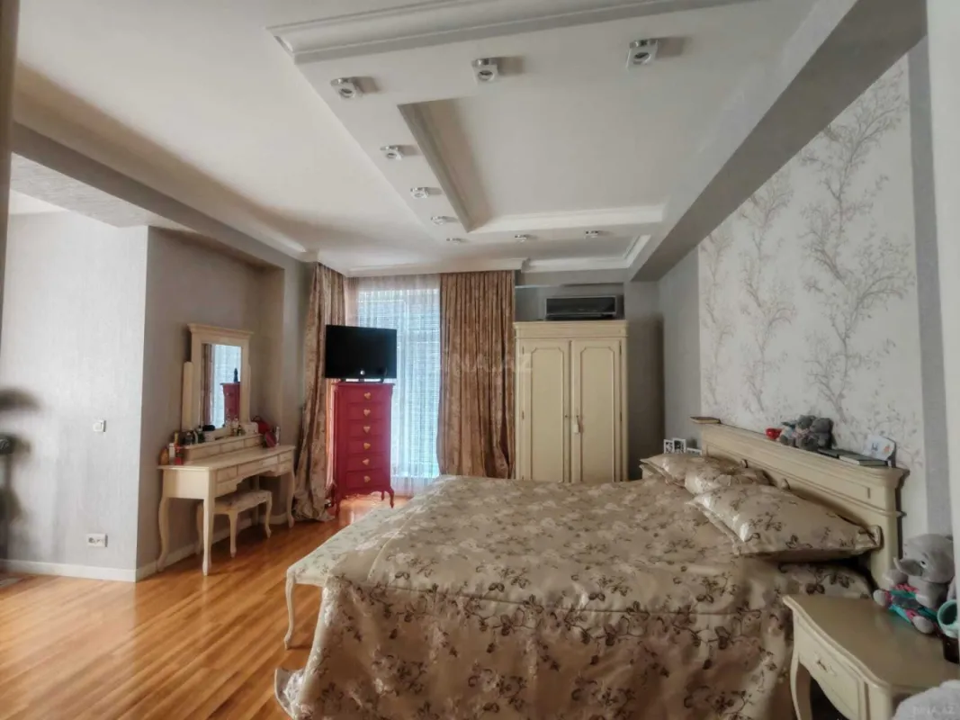 Satılır 3 otaqlı mənzil 132 m²