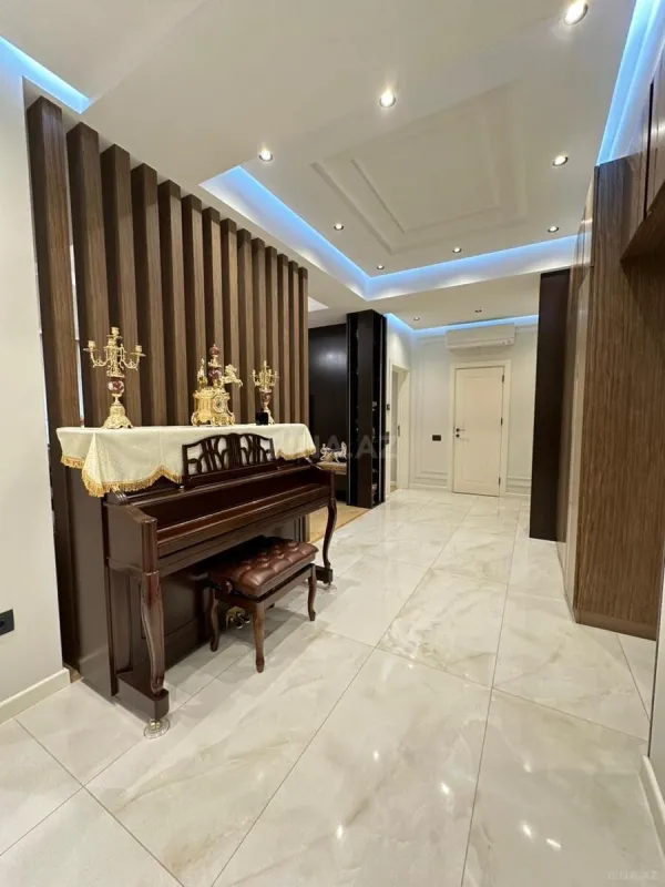 Satılır 4 otaqlı mənzil 145 m²