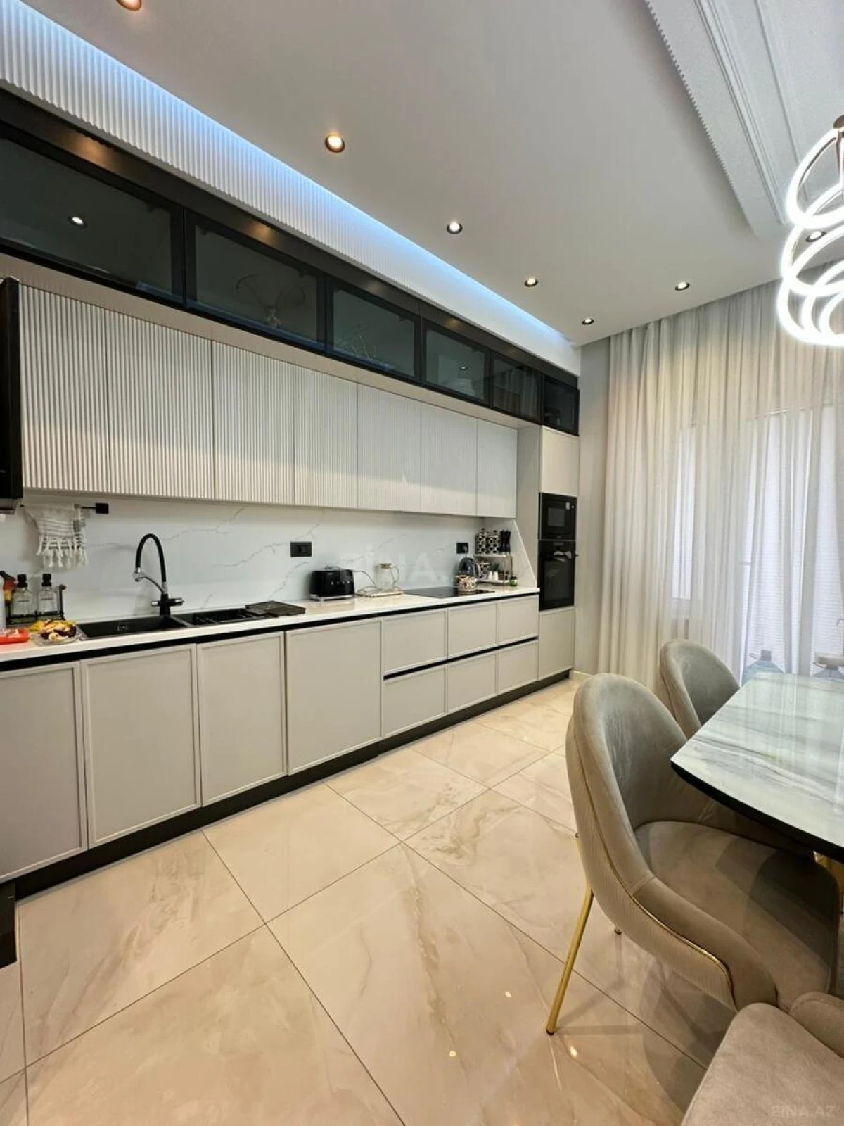 Satılır 4 otaqlı mənzil 145 m²