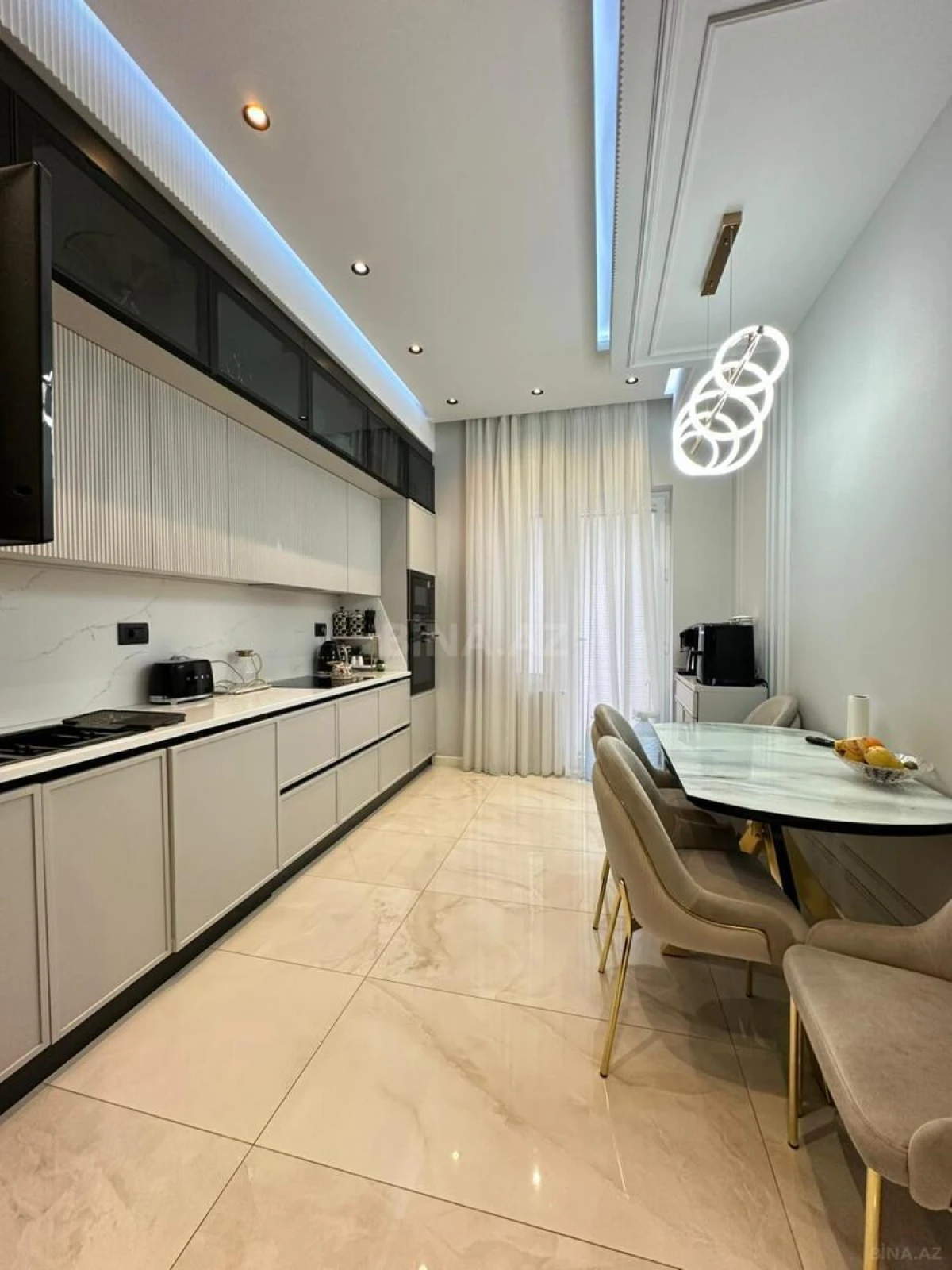 Satılır 4 otaqlı mənzil 145 m²