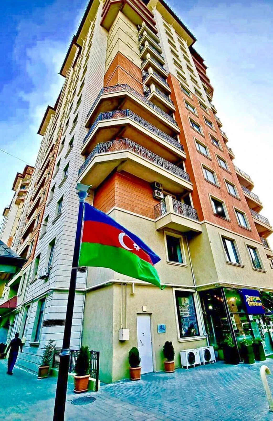 Satılır 2 otaqlı mənzil 107 m²