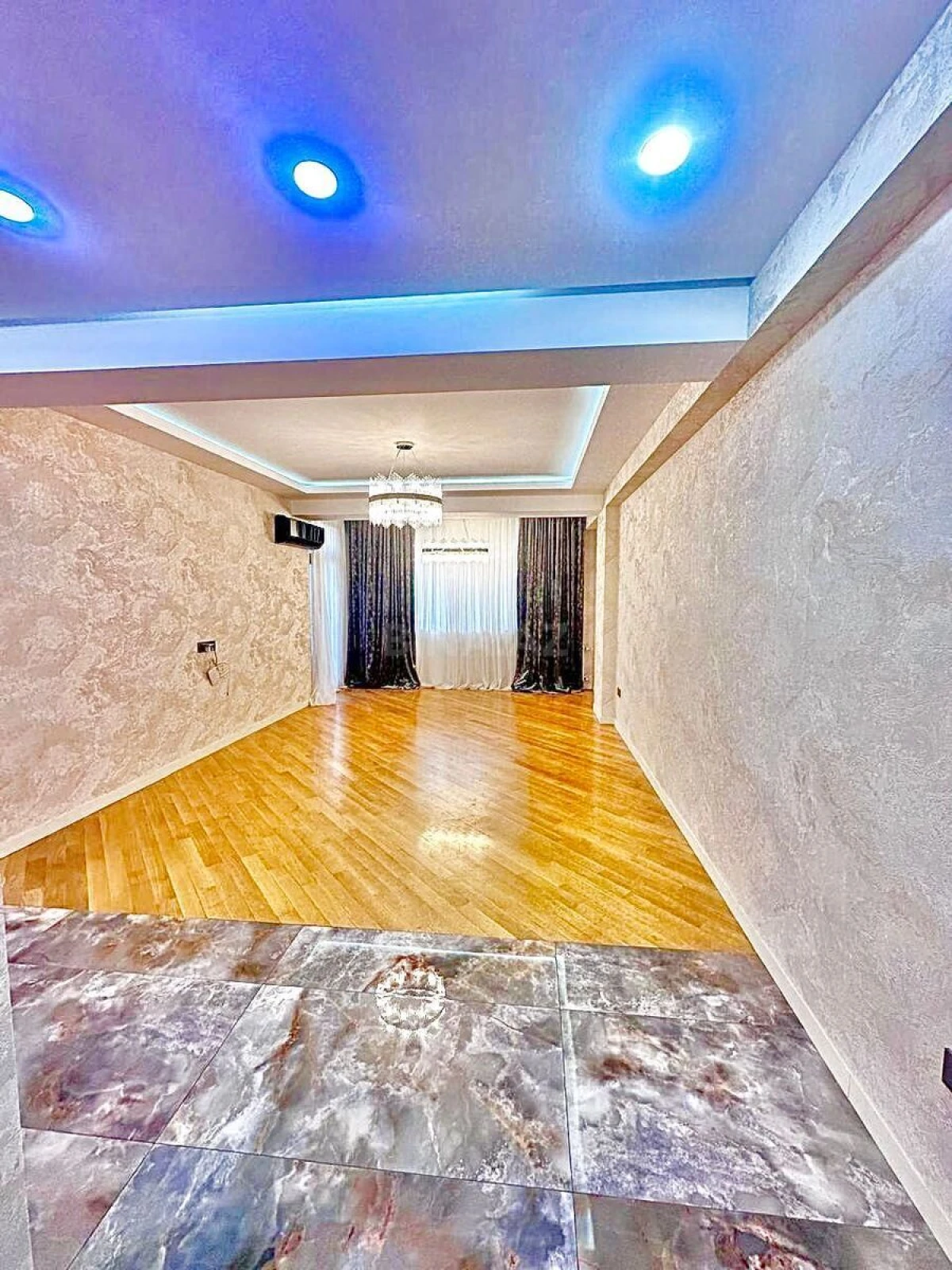 Satılır 2 otaqlı mənzil 107 m²