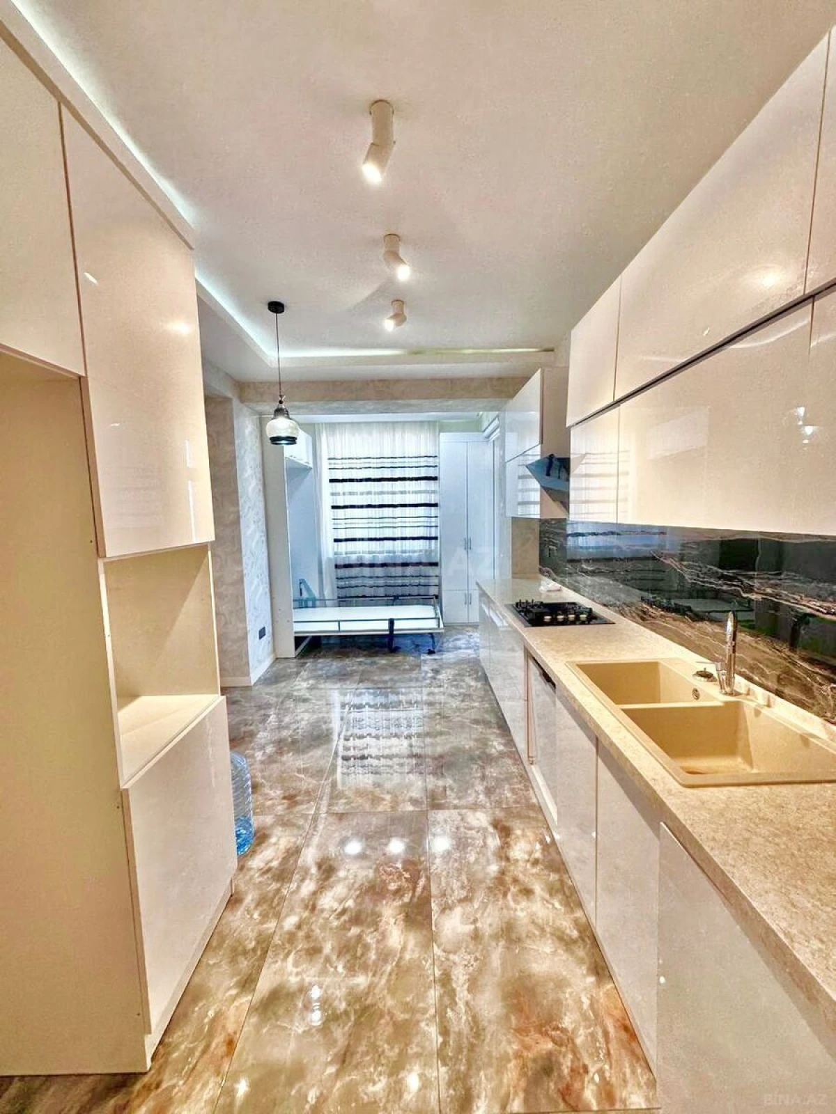 Satılır 2 otaqlı mənzil 107 m²