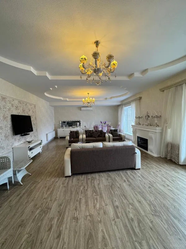 Satılır 5 otaqlı həyət evi 250 m²