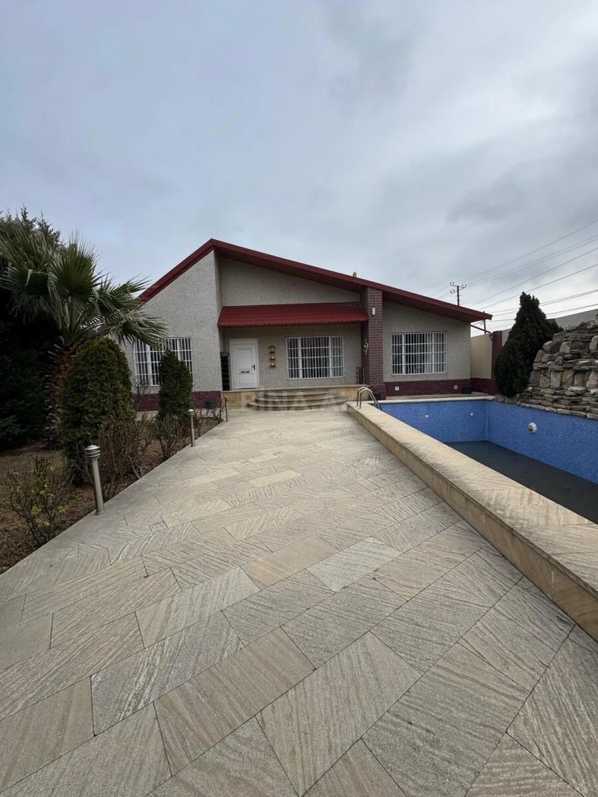 Satılır 5 otaqlı həyət evi 250 m²