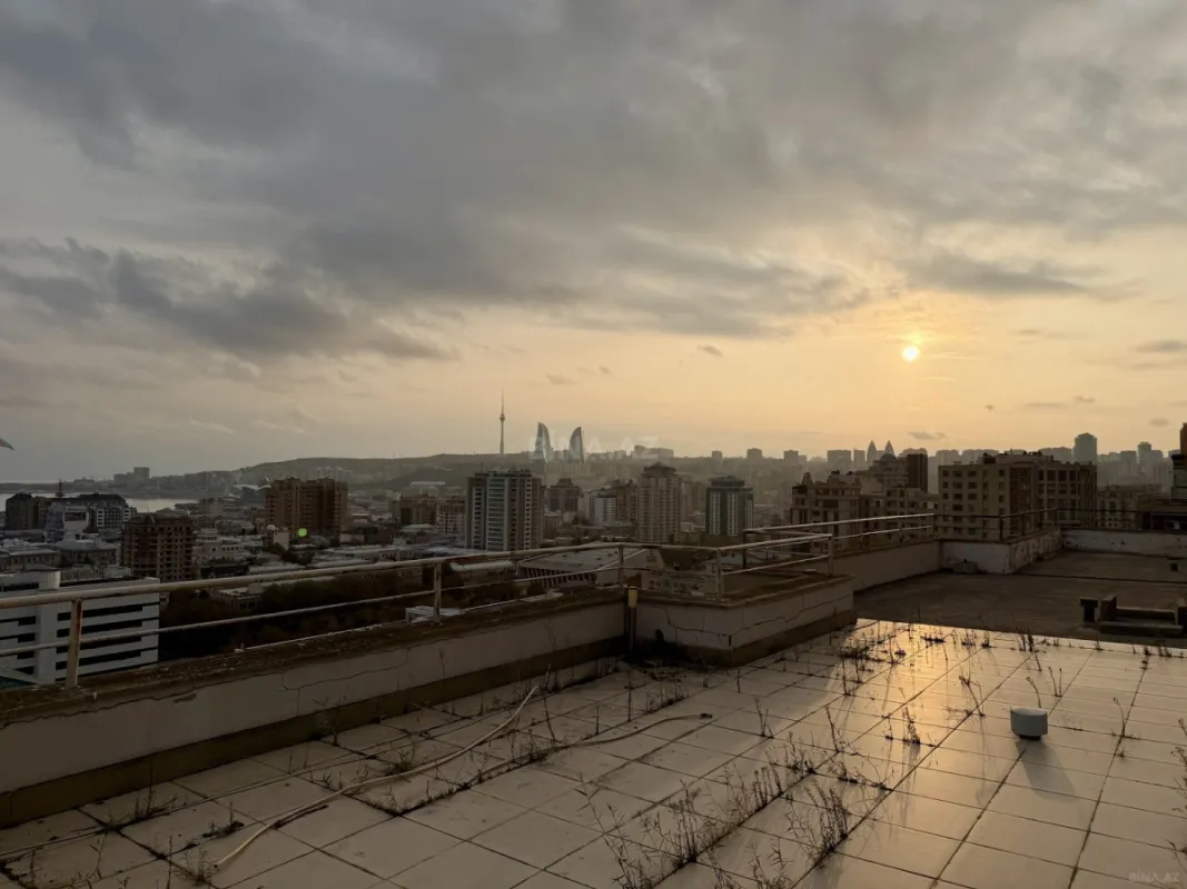 Satılır 5 otaqlı mənzil 390 m²