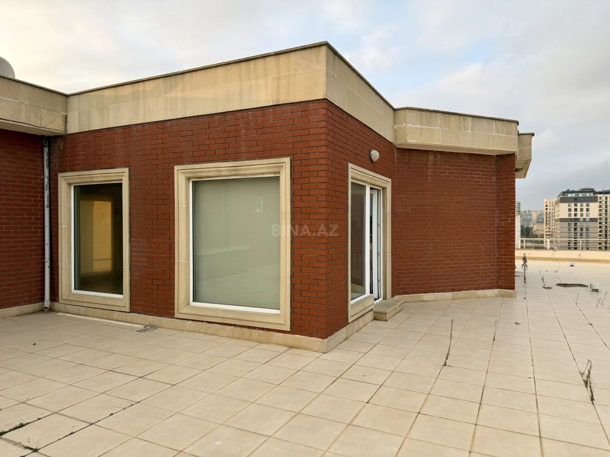 Satılır 5 otaqlı mənzil 390 m²