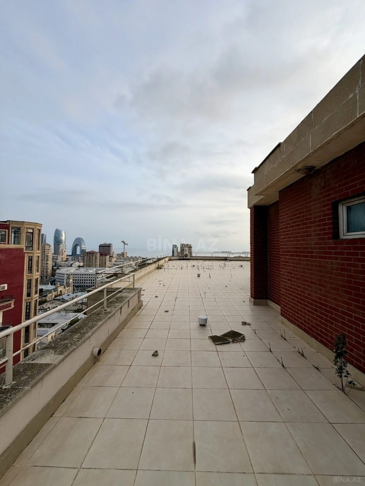 Satılır 5 otaqlı mənzil 390 m²