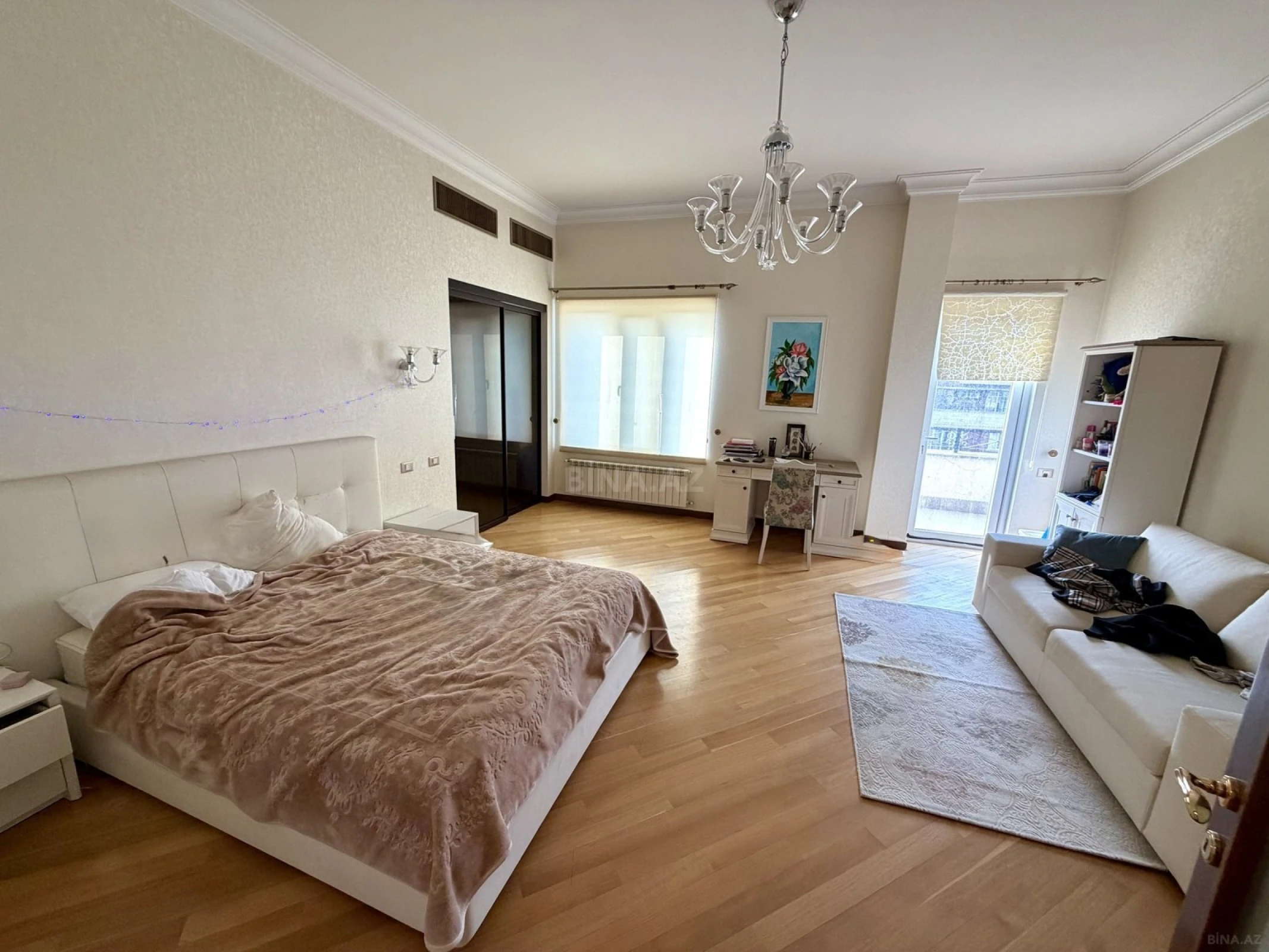 Satılır 5 otaqlı mənzil 390 m²