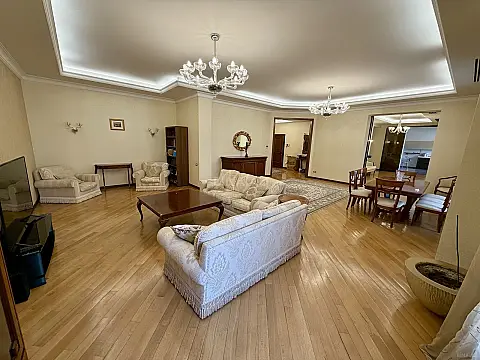 Satılır 5 otaqlı mənzil 390 m²