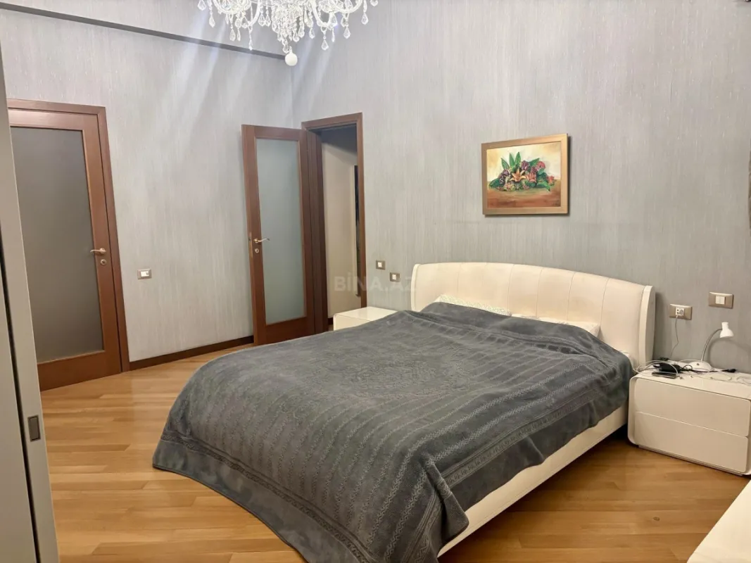 Satılır 5 otaqlı mənzil 390 m²