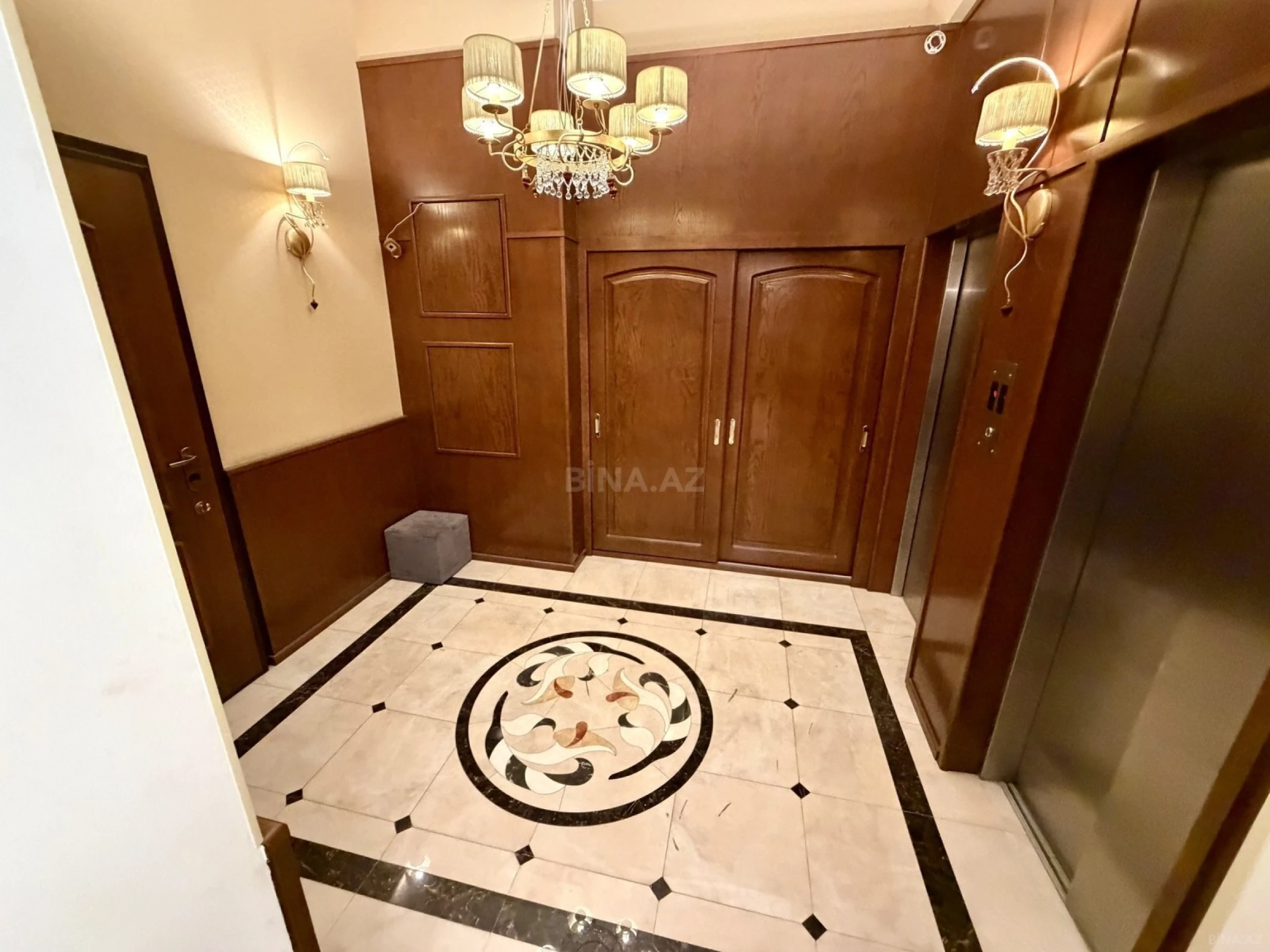 Satılır 5 otaqlı mənzil 390 m²