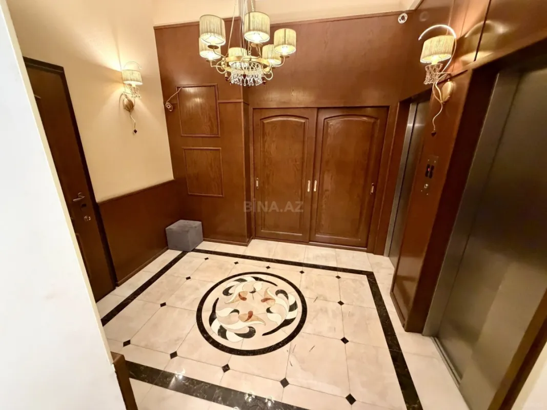 Satılır 5 otaqlı mənzil 390 m²