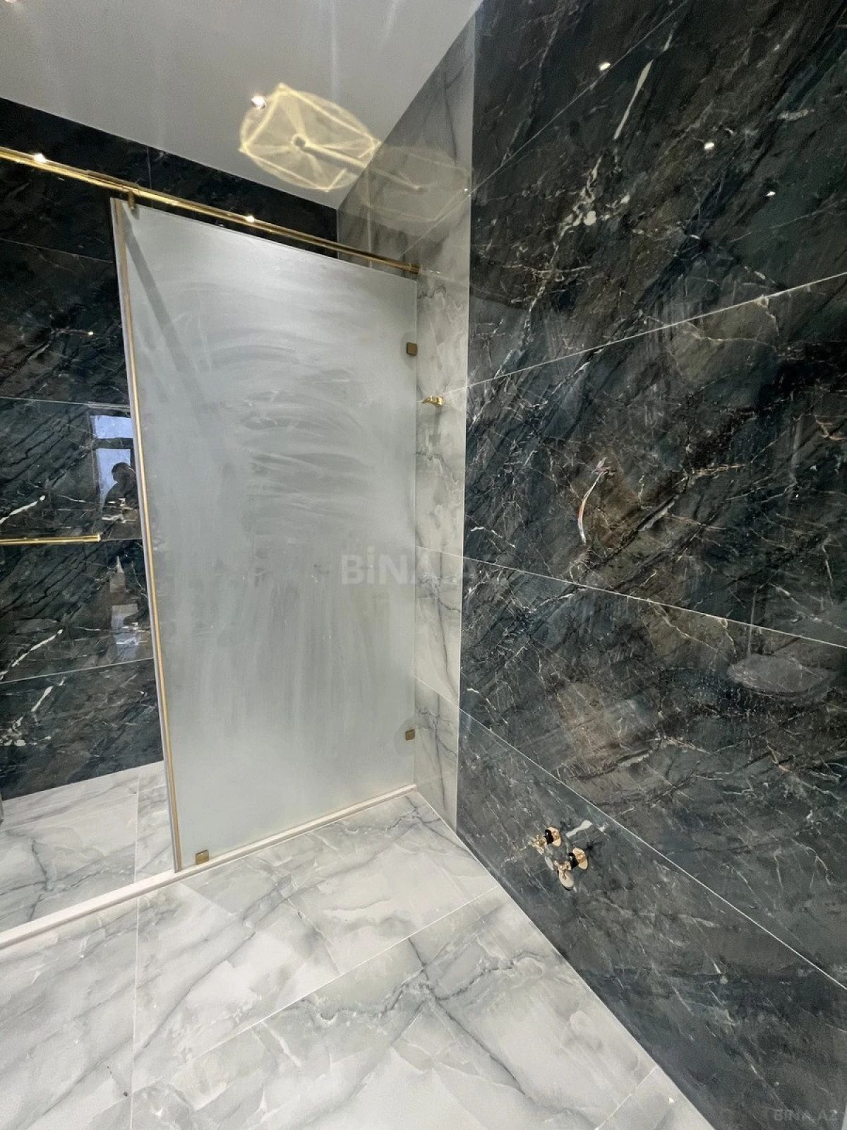 Satılır 5 otaqlı mənzil 193 m²