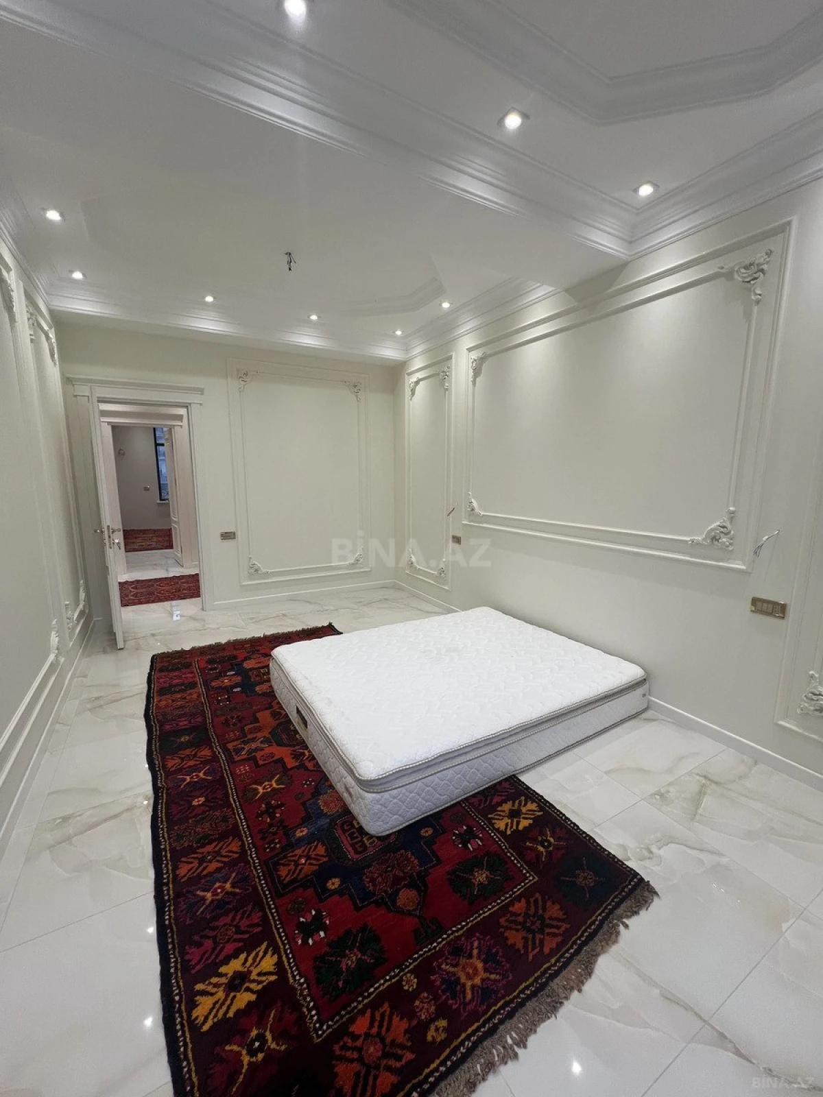 Satılır 5 otaqlı mənzil 193 m²