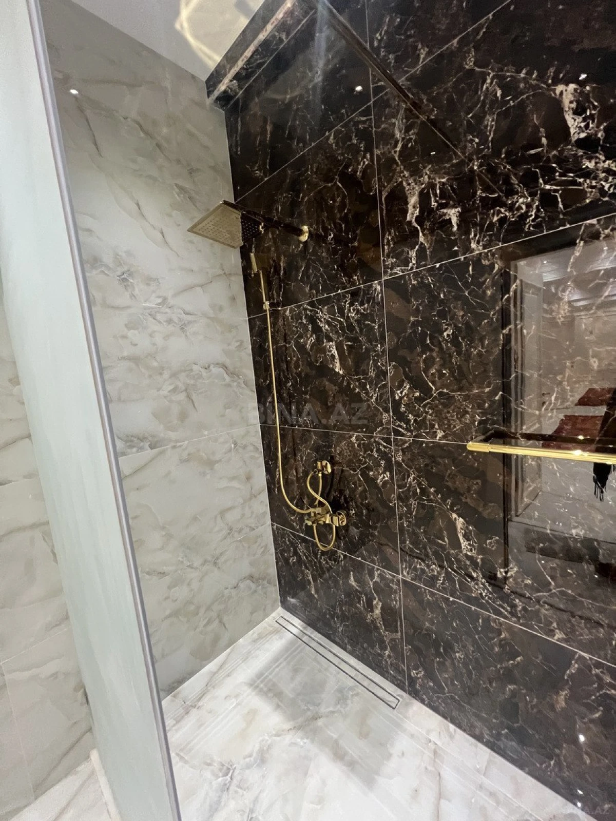 Satılır 5 otaqlı mənzil 193 m²