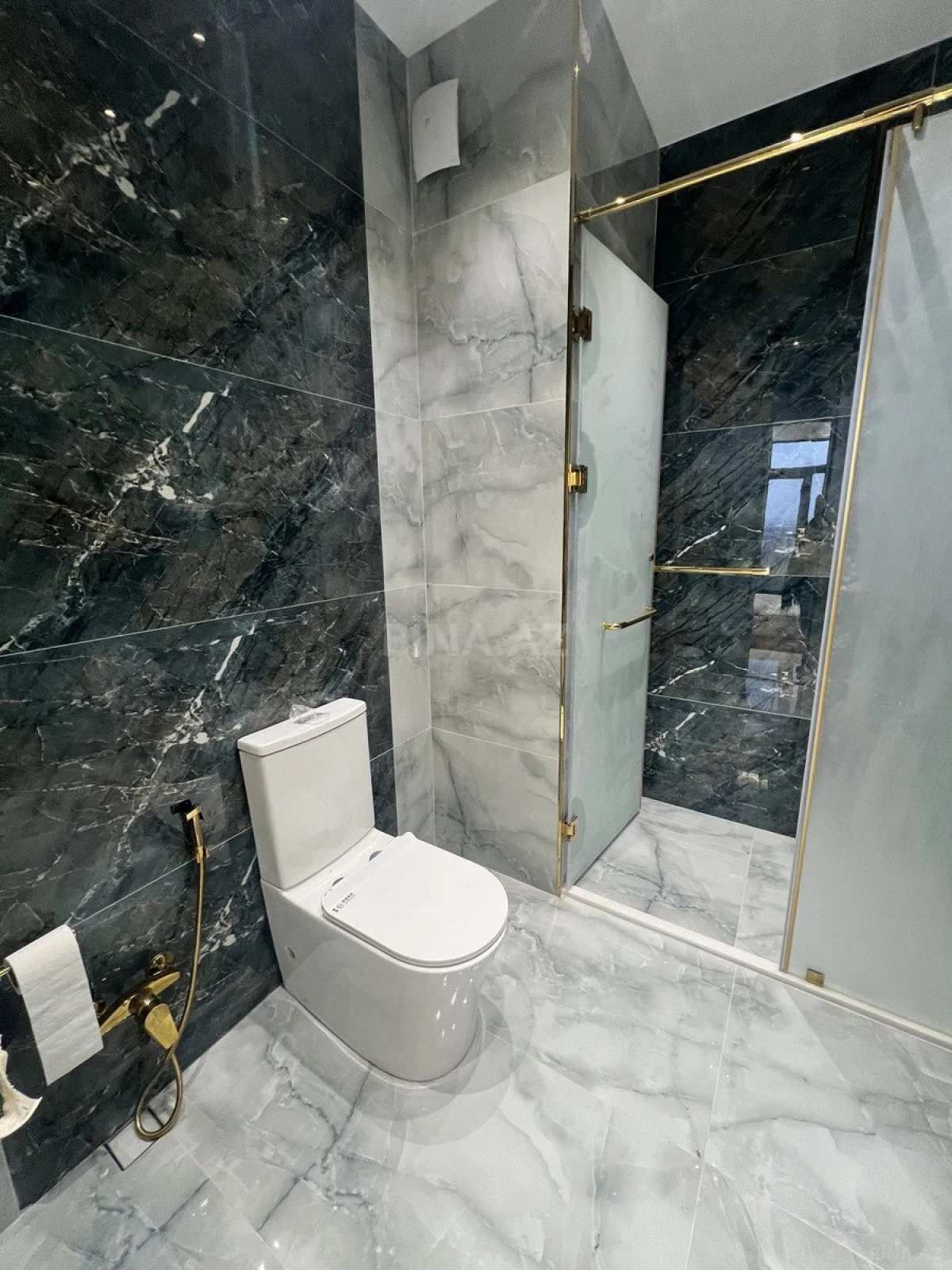 Satılır 5 otaqlı mənzil 193 m²