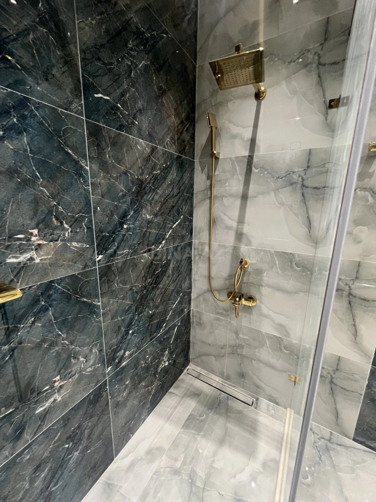 Satılır 5 otaqlı mənzil 193 m²