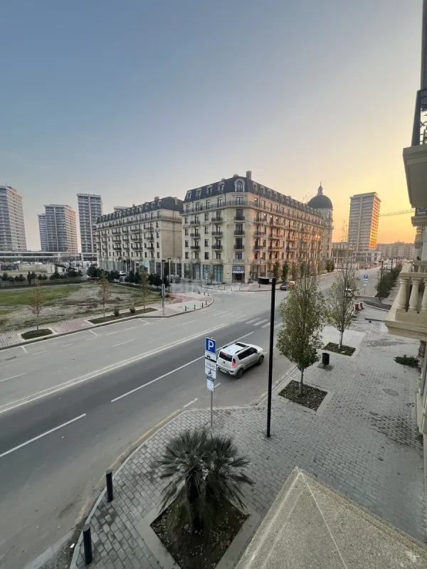 Satılır 5 otaqlı mənzil 193 m²