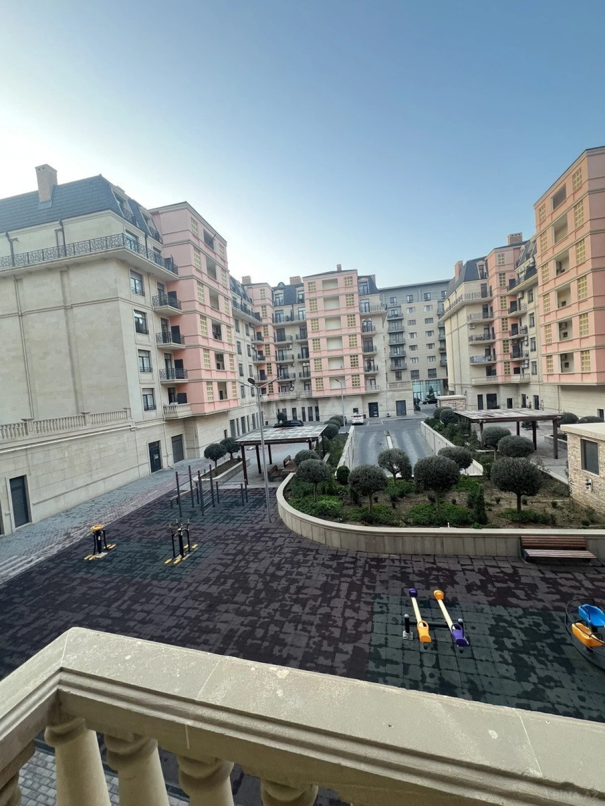 Satılır 5 otaqlı mənzil 193 m²