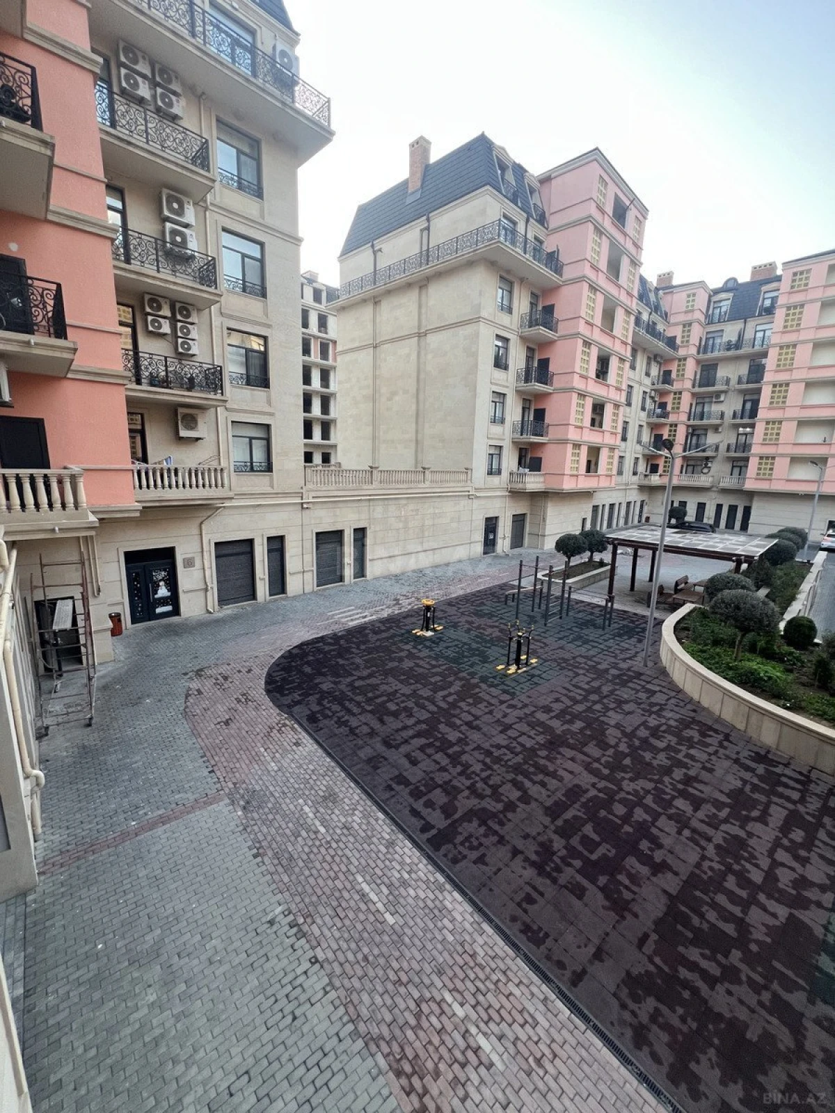 Satılır 5 otaqlı mənzil 193 m²